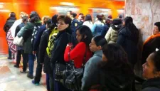 Usuarios hacen fila para abordar el Metro en Balderas
