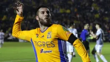 André Pierre Gignac, festejando como si estuviera hipnotizando al público