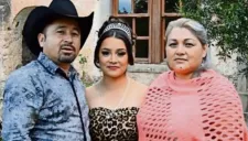 Rubí y sus familiares invitando a los XV años