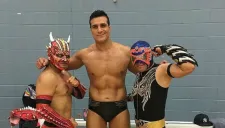 Alberto del Río con luchadores en México