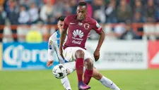 Renato Ibarra controla el balón durante un partido del América