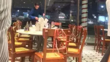 Eduviges organiza la mesa en la que pretendía festejar su cumpleaños