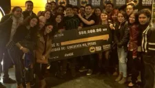 Andrei Torres (centro) recibe su premio por 50 mil pesos