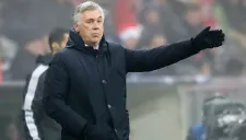 Carlo Ancelotti da indicaciones a su equipo