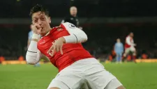 Mesut Ozil durante un partido del Arsenal