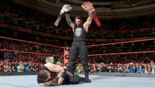 Roman Reigns deja muy lastimado a Kevin Owens