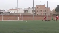 Jugador golpea en el piso a árbitro