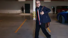 Jesús Martínez, propietario de Pachuca, en el estacionamiento