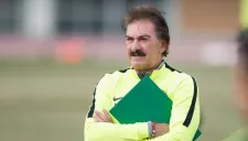 Ricardo La Volpe observa un entrenamiento del América en Japón