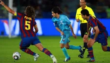 Guillermo Rojas controla el balón en duelo contra Barcelona