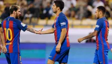 Luis Suárez celebra un gol con Messi y Neymar