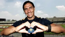 Palencia posa para la lente de RÉCORD con un escudo de Pumas