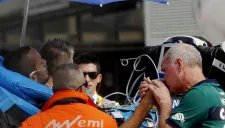 Helio Neto es llevado al avión que lo trasladará a Chapecó