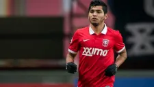 Tecatito Corona disputa un duelo en su paso por el Twente