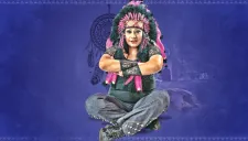 Mary Apache en sesión fotográfica con su tradicional vestimenta