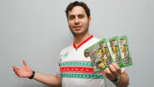 UL1BARR1 posa con la camiseta de Ultimate Team