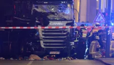 Rescatistas ayudan a victimas de atentado en Berlín