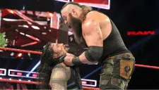 Braun Strowman sostiene a Roman Reigns