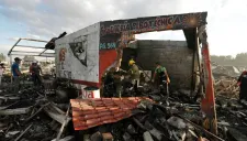 Cuerpos de emergencia y civiles trabajan en uno de los locales afectados