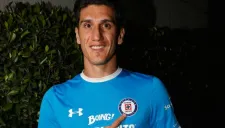 Gabriel Peñalba posa con la camiseta celeste para el lente de RÉCORD