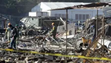 Momento en que investigan la explosión en Tultepec