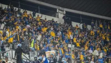 Afición de Tigres en una de las cabeceras del Estadio Azteca