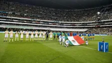 Los futbolistas de Tigres y América al momento de entonar el Himno Nacional Mexicano