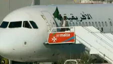 El secuestrador hondea una bandera Libia