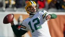 Aaron Rodgers, intentando lanzar un pase