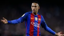 Neymar cuestiona al árbitro durante un juego del Barcelona