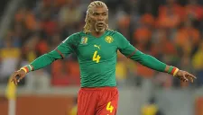 Rigobert Song disputa un duelo con la selección de Camerún