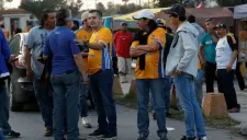 Revendedores a las afueras del Estadio Universitario