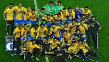 Jugadores de Tigres festejan el título