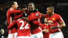 Jugadores del Manchester United celebran el gol de Mkhitaryan