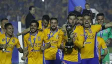 Jugadores de Tigres celebran con el título del Apertura 2016