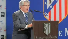 Enrique Cerezo da un discurso en las instalaciones colchoneras