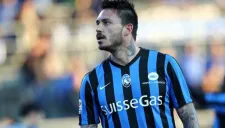 Mauricio Pinilla disputa un compromiso con el Atalanta