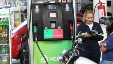 Un motociclista en una gasolinera