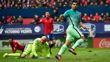 Luis Suárez marca un tanto contra Osasuna