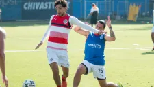 Pizarro defiende un balón en un entrenamiento en Verde Valle