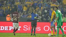 Sambueza ve la tarjeta roja en la Final contra Tigres