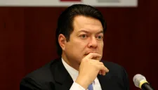 Mario Delgado durante una reunión