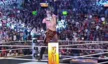 Finn Bálor festeja con el título WWE tras su triunfo en SummerSlam