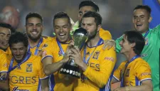 Gignac besa el trofeo de la Liga MX