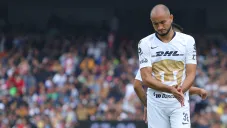 Carlos González se lamenta en un juego con Pumas