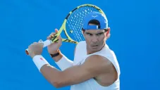 Nadal, listo para golpear una bola en Brisbane, Australia