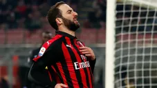 Higuaín se lamenta en un partido con el Milan
