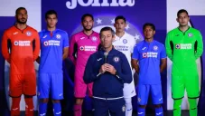Jugadores del Cruz Azul durante la presentación del nuevo uniforme