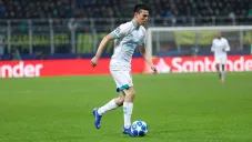 Hirving Lozano conduce el balón en un partido de Champions