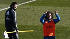 Solari observa a Marcelo en una práctica del Real Madrid